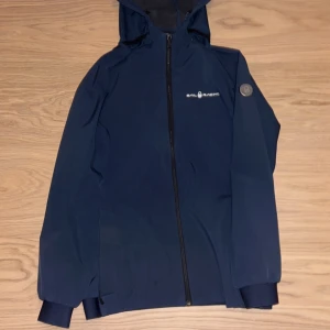 Sail racing - 9/10 storlek 170 passar xs-s. För mer frågor bara å skriva