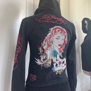 Ed Hardy - Kofta från Ed Hardy med dragkedja och luva 🖤