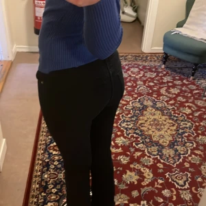 Jeans - Svarta jeans som är raka men pyttelite utsvängda längs ner. Möts upp i Stockholm och fraktar ❤️
