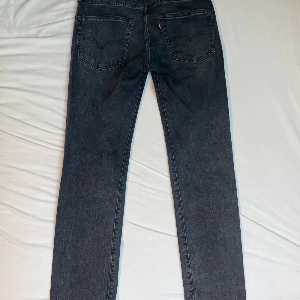 Mörkgråa Levis jeans köpt i Levis affär för 1100kr, använd några gånger och i jättebra skick. 502 storlek W30 L32. Jeans & Byxor.