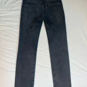 Mörkgråa Levis jeans köpt i Levis affär för 1100kr, använd några gånger och i jättebra skick. 502 storlek W30 L32