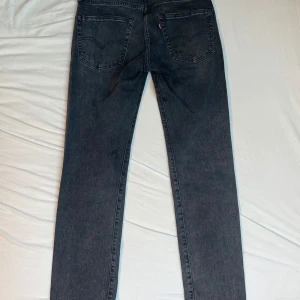 Gråa Levis jeans  - Mörkgråa Levis jeans köpt i Levis affär för 1100kr, använd några gånger och i jättebra skick. 502 storlek W30 L32