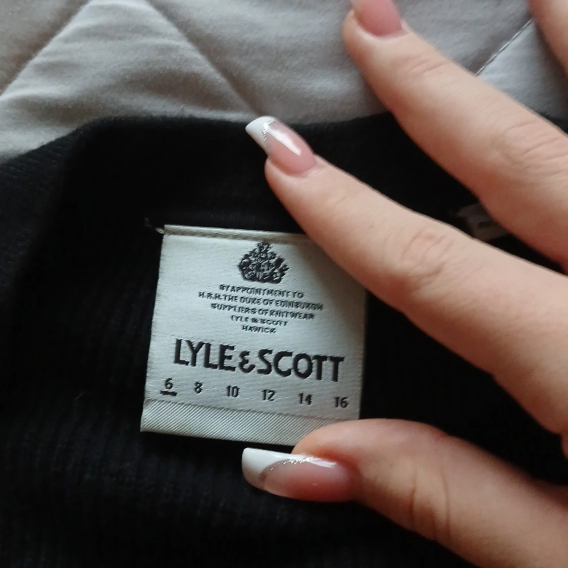 Svart kofta från Lyle & Scott - 1