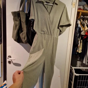 Jumpsuit  - Oanvänd. 