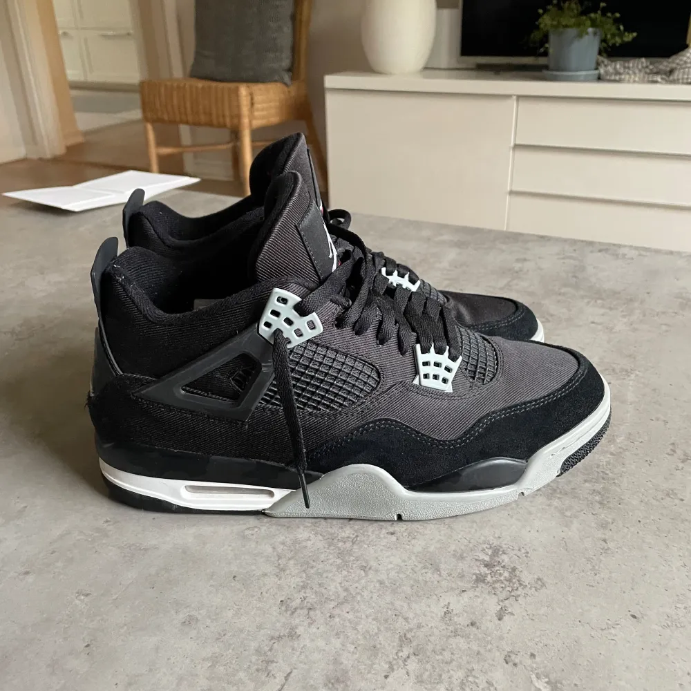 Jordan 4s black canvas som inte alls har använts så mycket. Dom är i väldigt bra skick och ingenting är sönder eller något. Dom är i storlek 44 kan även passa storlek 43. Skor.