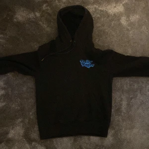 Daily Paper hoodie  - Nästintill helt oanvänd Daily paper hoodie. Storlek S men funkar även till medium. 9/10 skick.