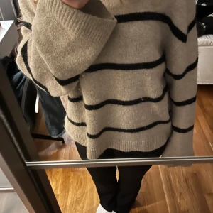 Stickad tröja - Jättefin stickad tröja i ull Varm och skön