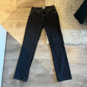 Svarta jeans i straight fit - Super fina Jeans från lager 157! De är tyvärr för stora för mig därför jag säljer dom, modellen är Icon. 💕
