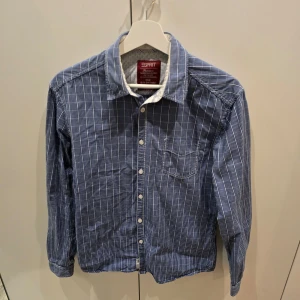 Skjorta från Esprit - Hej!    Jag säljer en Skjorta i fint skick från Esprit.    Storlek: medium. Axelbredd: 43cm.  Längd: 69cm.  Material: 100% bomull.  Med vänlig hälsning,  Lucas