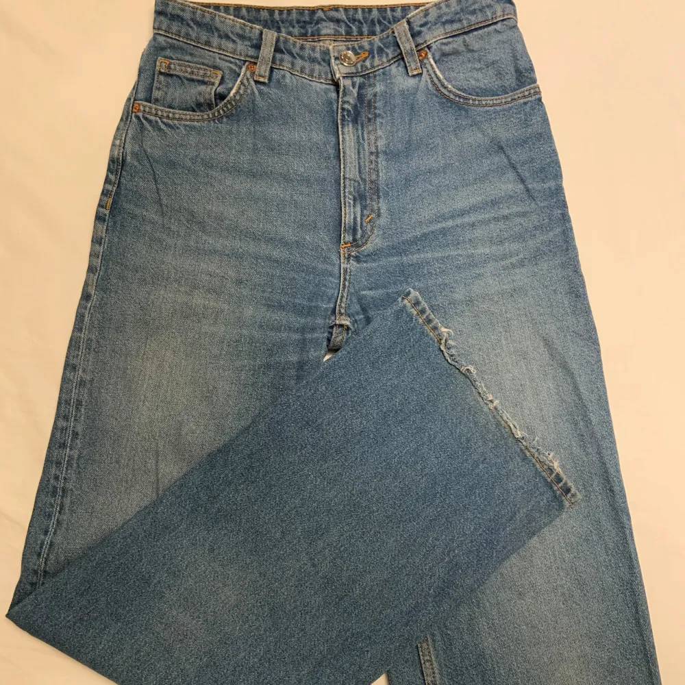 Ett par högmidjade flared jeans i modellen Yoko. De är välanvända och det finns tecken på användning som bl.a. slitage i botten av benen, i midjesömmen och ett hål i ett av bakfickorna. Hålet är enkelt fixat med nål och tråd och det andra märks ej!💋. Jeans & Byxor.