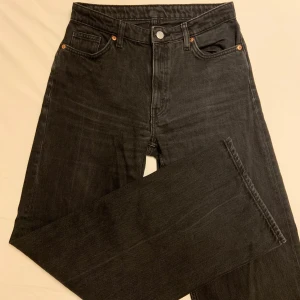 Svarta jeans!💋 - Ett par högmidjade svarta jeans med flared ben från Monki. De är välanvända men är i bra skick utan defekter vad jag kan se! 💋