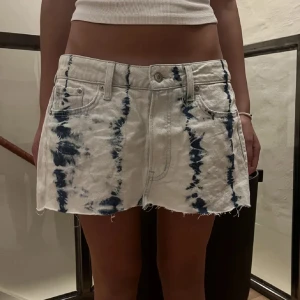 Tie dye kjol - Säljer denna ass coola och populära kjolen ifrån hm💙🤍 