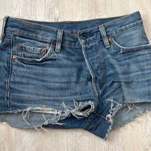 Lågmidjade jeansshorts - Lågmidjade jeansshorts från Levis. Säljer på grund av att de är för små❣️ jättefint skick