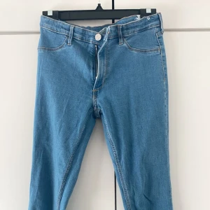 Low waist flare adjustable waist - Ett par Low waist flare jeans med justerbar midja, märket är H&M och är i storlek 170💕 köpta från sellpy i nyskick och har fortfarande inte kommit till användning☀️
