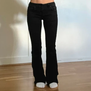 Svarta bootcut/flare jeans  - Svarta bootcut jeans från LTB i modellen ROXY. Storlek W25 L30😻 lite slitna längst ner som man ser på bilden men det är inget man tänker på!  Innebenslängd 74 cm Midjemått 34 cm