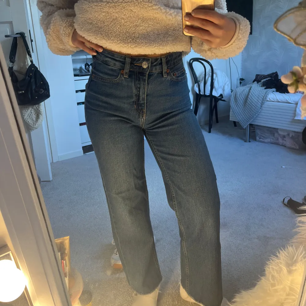 Mörkblå högmidjade jeans från Lager 157 som blivit för korta för mig. . Jeans & Byxor.