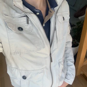 Safari jacka - Asnajs beige field jacka som passar perfekt till hösten 🍁Storlek är M. Fraktar gärna. Lite smutsig, men det går nog bort om man tvättar. Annars i rikigt bra skick med ingenting som är sönder och inga lösa trådar eller liknande!