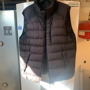 Zavetti Canada väst - Säljer denna Zavetti Canada väst för ett bra pris , västen är inte så mycket använd o säljer den pga av att den är för stor för mig , för frågor skriv i dm ✅🍾