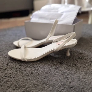 Klackskor  - Klackskor från Nelly i storlek 40 helt nya utan prislapp och har bara testat skorna! 