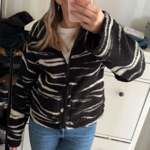 Teddyjacka  - Trendig teddyjacka från hm med zebra mönster🤍🖤