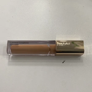 Concealer från BeautyAct, by kicks - En concealer som är för mörk för mig, från kicks egna märke, skriv vid funderingar💞