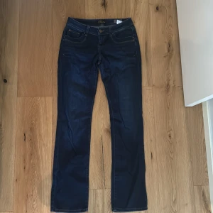 Lådmidjade ltb jeans  - Super sköna och oanvände ltb jeans, som e Lågmidjade!💓 midjemått: 36 cm Innerbenslängd: 86cm. Kom privat för fler bilder eller frågor  Köpte orginellt för 1000kr💖