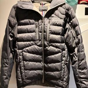 Peak performance vinterjacka - Säljer en rätt så skön peak performance jacka i bra skick. Nypris 2000. Jackan är i torlek S och använd bara ett par gånger  använd.Pris kan diskuteras lite