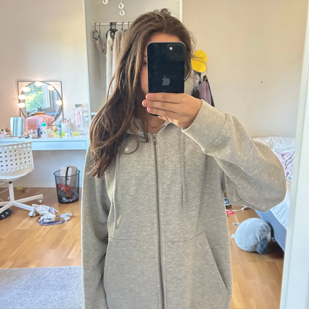 En ljusgrå fin ziphoodie från lager 157. Den är inte använd och har inga fel. Jag är 153 och den är väldigt oversized på mig. Skulle säga att den passar S/M bättre. Materialet innuti är väldigt mysigt och passar perfekt till vintern. . Hoodies.