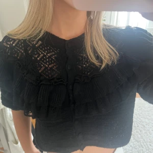 Svart topp - Fin till från Zara! Perfekt till fest eller skolan💞pris kan diskuteras.