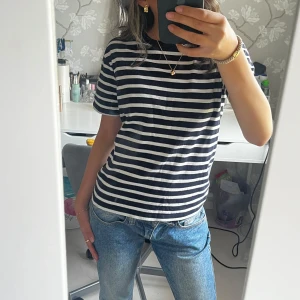 T-shirt  - Säljer en randig T-shirt från h&m i strl. XS. Velar mellan om den är marinblå eller lite ljusare svart😅  Perfekt som variation på baskläder i garderoben!
