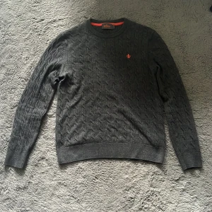 Morris tröja  - En svart Morris tröja med röda detaljer för bra pris med inga hål