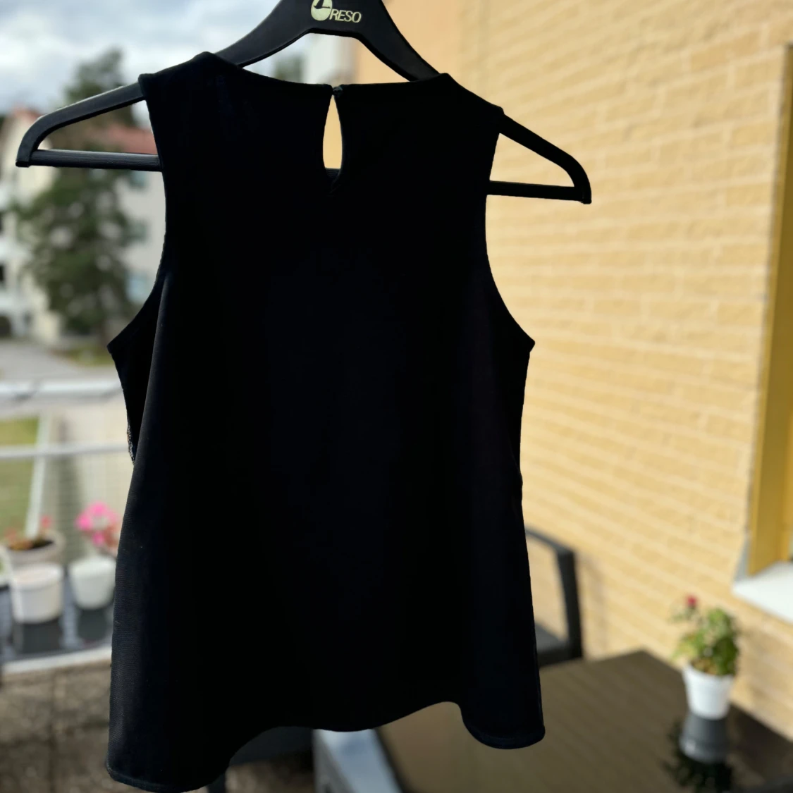 Svart och guld paljettlinne.  - 90