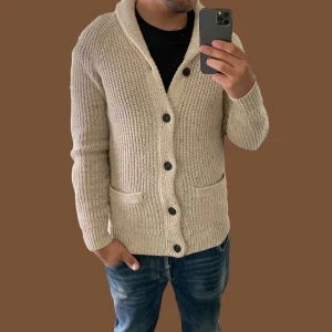 Cardigan tröja  - Säljer denna riktigt goa tröjan perfekt för hösten och vintern nu! Vid frågor och funderingar skriv!