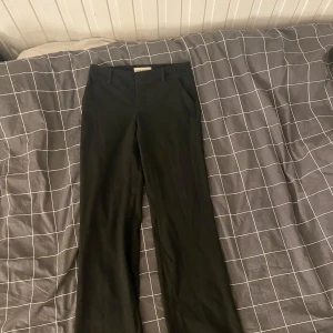 Kostymbyxor  - Jag säljer nu mina kostymbyxor då dom är för stora för mig. Väldigt fint skick. Har använt ungefär 4 gånger. De känns som S/M i storleken. Lågmidjade. Skriv om du vill ha bild på hur dom sitter på😊