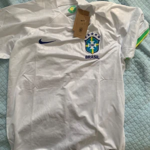 Vit Brasilien Fotbollströja Nyskick - Helt ny Vit supersnygg Brasilien fotbollströja med tag includerad  