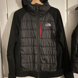 The North face höstjacka - Hej säljer brorsans The north face cardigan. Den är bra super bra skick och är storlek S. Pris kan diskuteras vid snabb affär :)