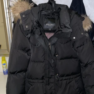 Hollies vinterjacka med äkta päls  - Använd en vintersäsong!  Köpt för 5500k M i storlek men kan passa ett S vid justering inne i Jackan 
