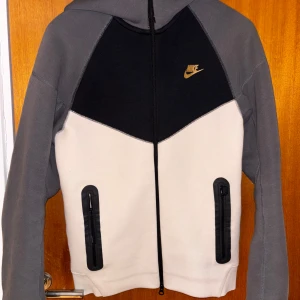 Nike tech fleece (Nya modellen) - Storlek: XS-S Tjena säljer nu min tech fleece då jag växt ur den o försöker ändra stil. Samma skick som om ni skulle köpa den från butiken. Skriv om ni har några fler frågor om dressen.