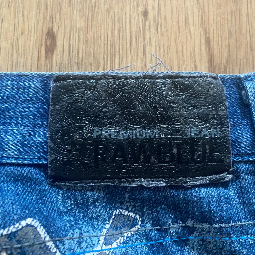 Säljer jeans från märket RawBlue  Perfekt skick  Mycket sällsynt märke Storlek 32 x 32  Några frågor? Skriv i privata meddelanden . Jeans & Byxor.