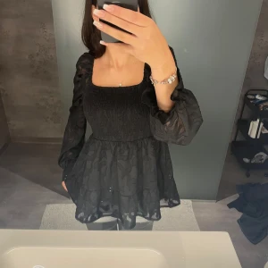 Svart blus  - Den är i storlek L men funkar på S. Jag är S och ni ser ju hur den sitter på mig. Väldigt skön och man kan ha den på 2 olika sätt. Max använd 2 gånger 