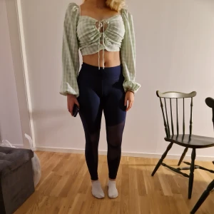 Söt rutig topp - Bra skick, bara använt typ 2 gånger. Blev förliten så behöber tyvörr sälja den. Men bekväm, sitter lite tajtare vid brösten. Perfekt att ha till sommaren. 