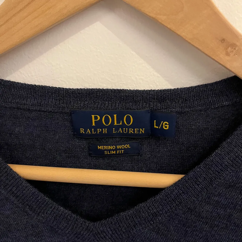 Ralph lauren merinoull tröja k väldigt fint skick i storlek large för endast 559 kr! Pris kan alltid diskuteras!🔱💯🙌🏼✅. Tröjor & Koftor.