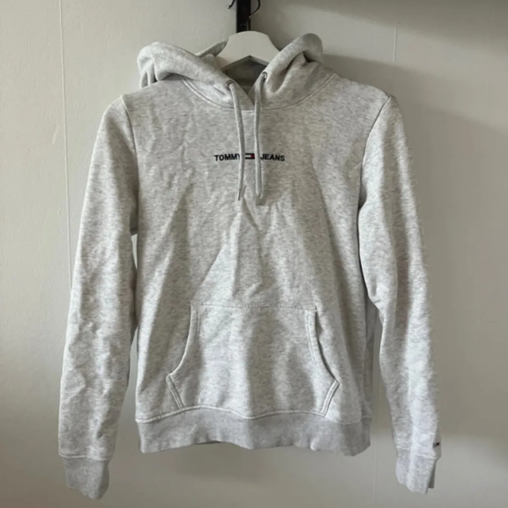 Hoodie från Tommy Hilfiger i bra skick och superfin passform. Hoodies.