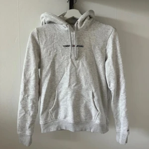 Hoodie - Hoodie från Tommy Hilfiger i bra skick och superfin passform