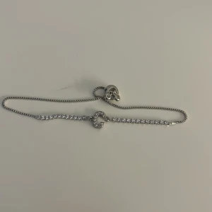 Silver armband - Jättefint armband med bokstaven ”C” den är justerbar och glittrig!