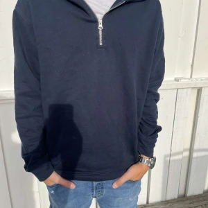 East west  - Tja säljer en riktigt fet marinblå East west halv zip till ett bra pris skick 8/10 pris diskuteras 