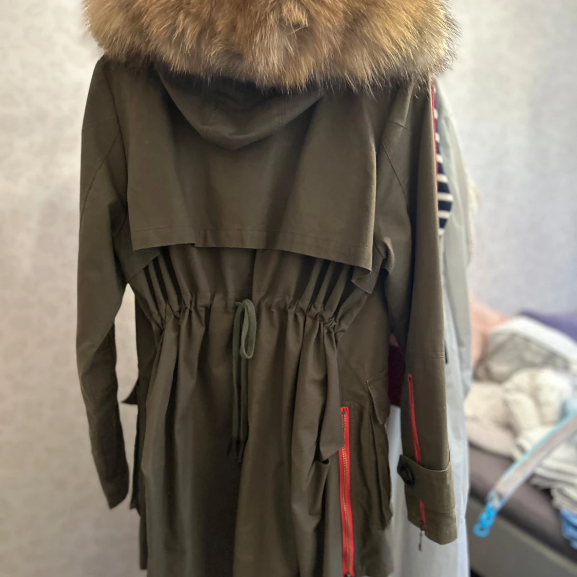 Jackan med stor pälsen är äkta!  - 90