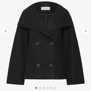 Kappa - Intressekoll på att sälja min helt nya kappa från bubbelroom som kostar 899, endast testad men har hittat jag jag hellre vill ha och tiden för att lämna tillbaka är över, lappen är där emot avdragen