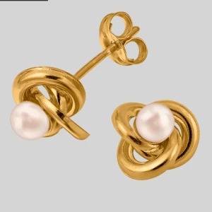 Örhängen 18K guld med pärla - NYA - NYA! Örhängen i 18K guld. Tre ringar som bildar en knut med en vit pärla i mitten.  Guld 18 karat Mått: 7x7mm  Helt nya och oanvända! Säljes p g a felköp. Kvitto och ask finns.   Nypris: 2399 kr