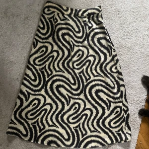 Lång sidenkjol från object - Fin siden kjol från object i beige/svart. Är i strl 40 men upplevs som 38, i använt skick men fin 